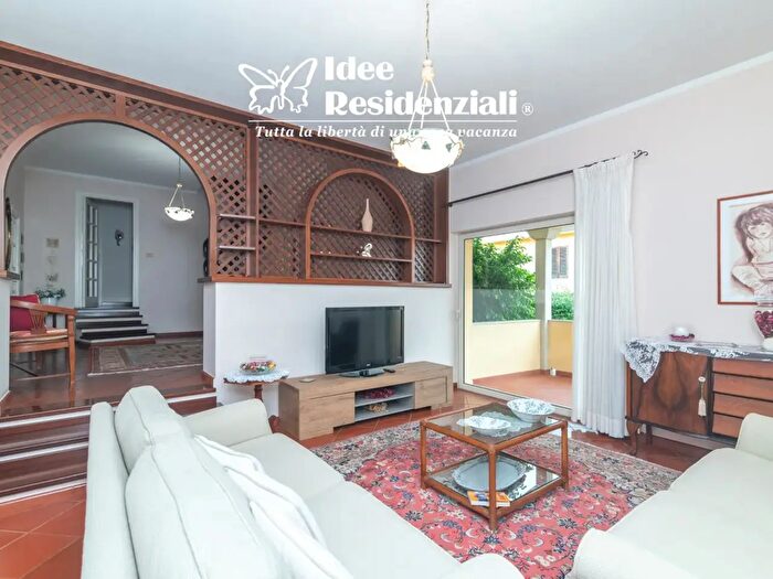 Casa quadrilocale in vendita in Via Parigi, Olbia