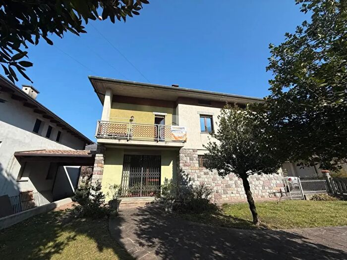 Casa con 9 locali in vendita in Via Alessandro Manzoni, Esine