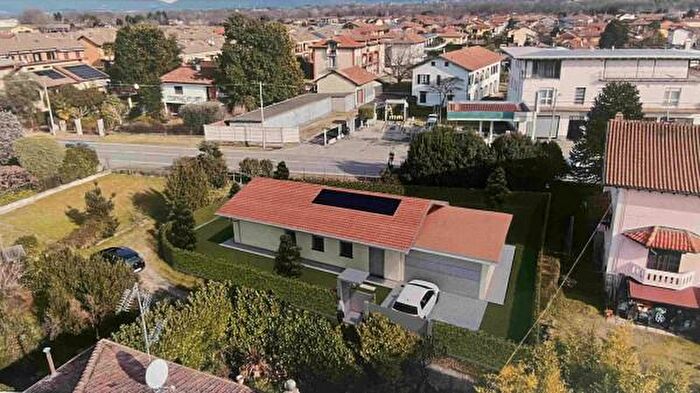 Casa quadrilocale in vendita in Via Monte Grappa, Angera