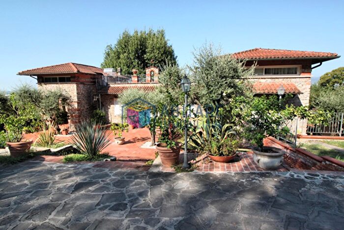 Casa con 18 locali in vendita in Monsummano Terme