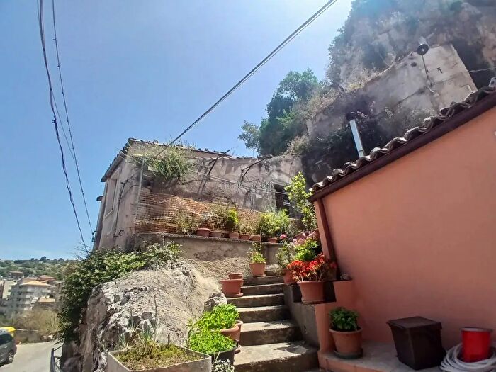 Casa con 5 locali in vendita in Modica