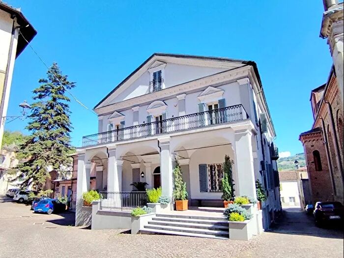 Casa con 15 locali in vendita in Vesime