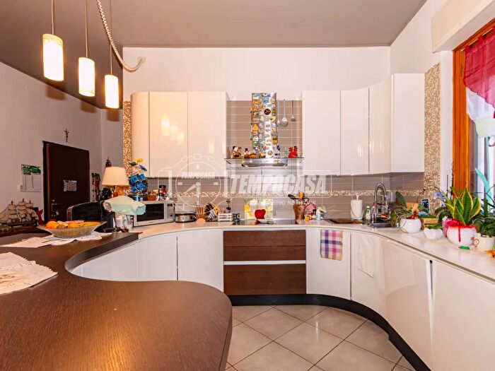 Appartamento quadrilocale in vendita in Via Caprera, Vigevano