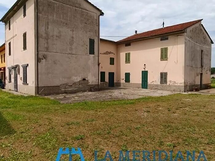 Casa con 11 locali in vendita in Larciano