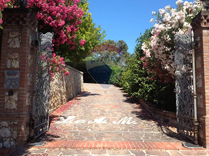 Casa con 13 locali in vendita in Camaiore