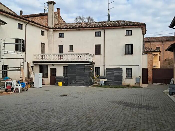 Casa con 14 locali in vendita in Gragnano Trebbiense