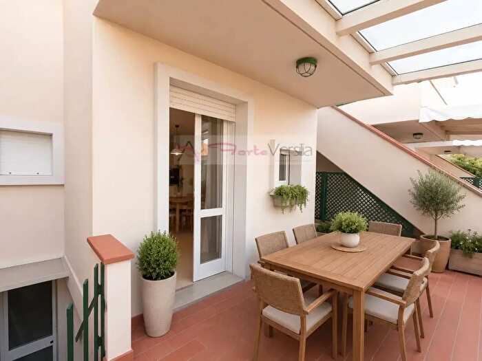 Casa con 6 locali in vendita in Via S Domenichino, Massa