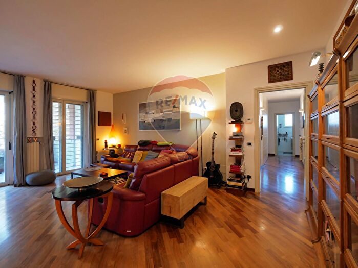 Appartamento con 6 locali in vendita in Orfeo Mazzitelli, Bari