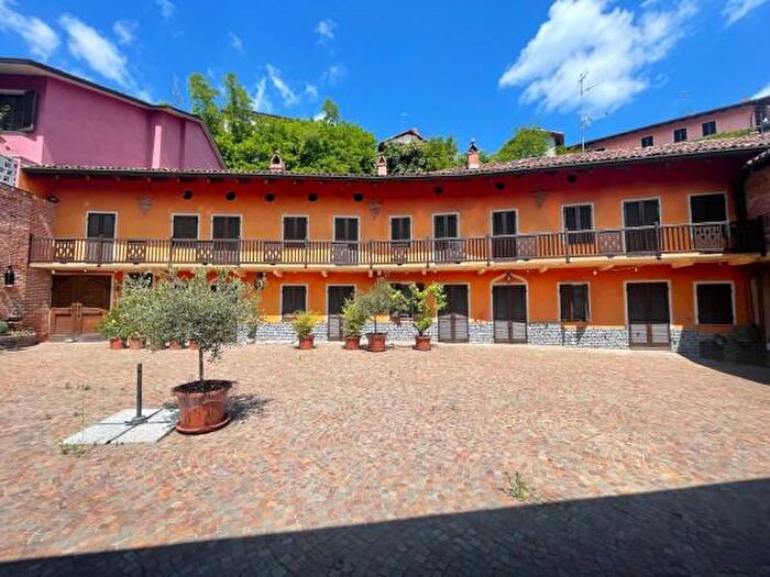 Casa con 6 locali in vendita in Via Alessandro Roero, Vezza DAlba