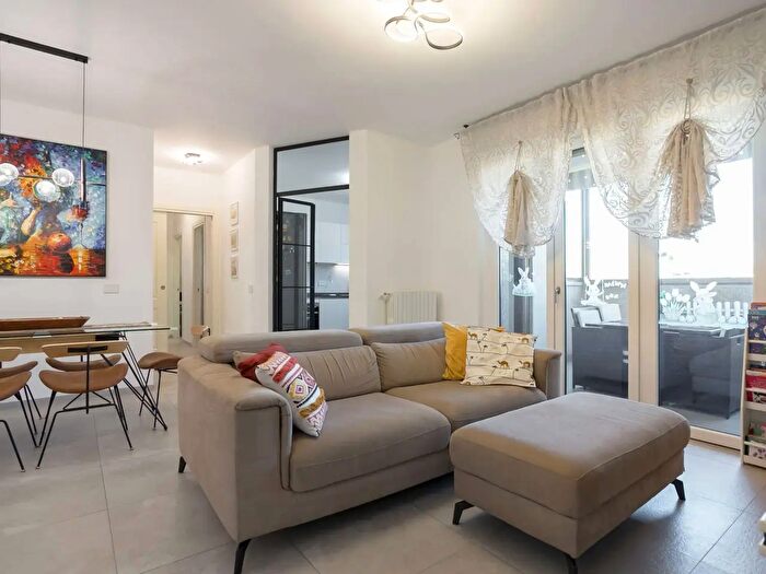 Appartamento trilocale in vendita in Via Moncucco, Milano