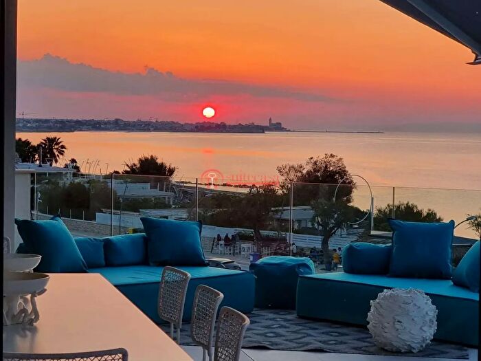 Casa con 13 locali in vendita in Lungomare Paternostro, Bisceglie