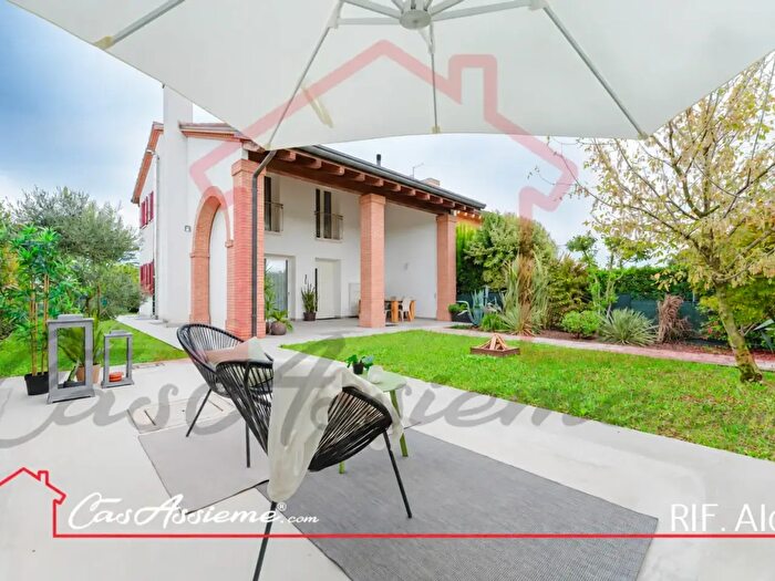Casa con 5 locali in vendita in Loria