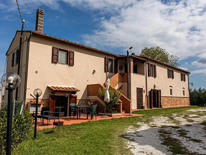 Casa con 9 locali in vendita in Fauglia