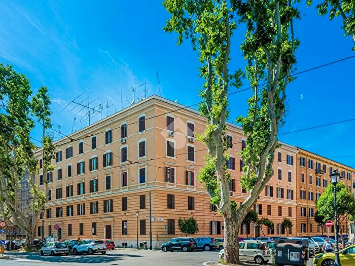Appartamento trilocale in vendita in Via Giuseppe Avezzana, Roma