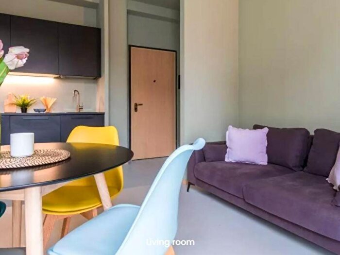 Appartamento trilocale in affitto in Via Ambrogio Binda, Barona, Milano