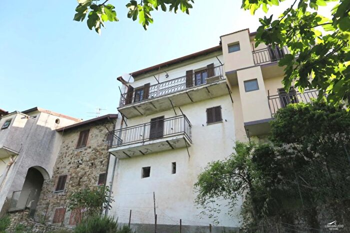 Appartamento trilocale in vendita in Bagnone