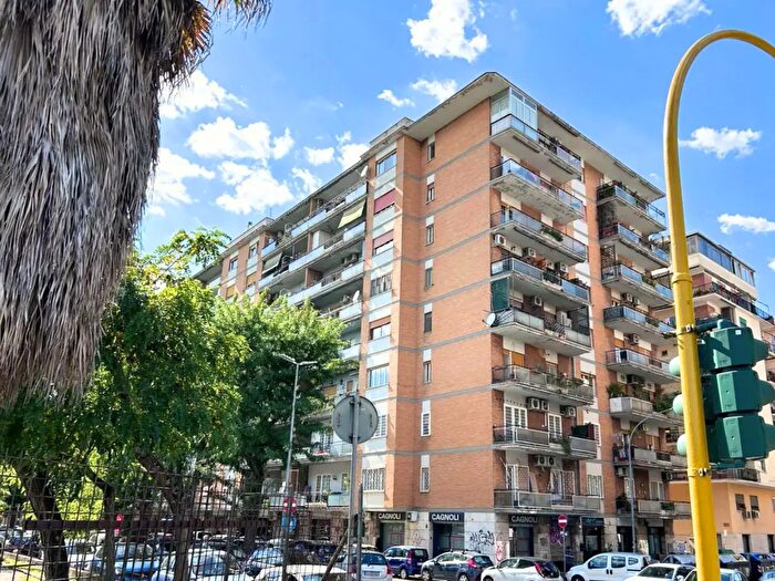 Appartamento trilocale in vendita in Via Teano, Roma