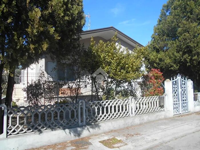 Casa con 8 locali in vendita in Via Fiume, Comacchio