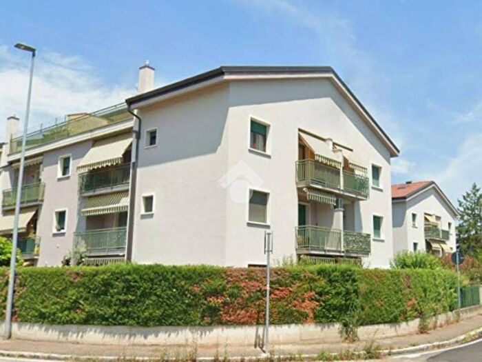 Appartamento trilocale in affitto in Via copparo, Borgo Roma, Verona