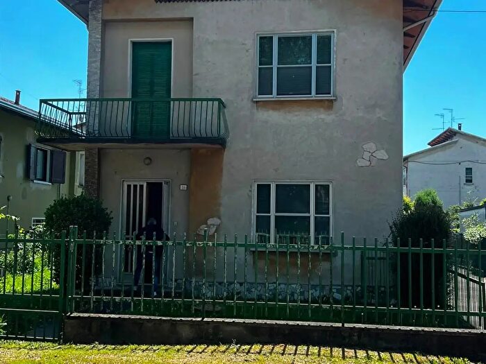 Casa con 6 locali in vendita in Suzzara