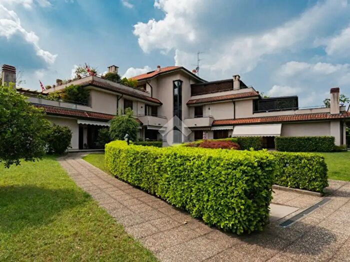 Appartamento quadrilocale in vendita in Via Monfalcone, Albiate