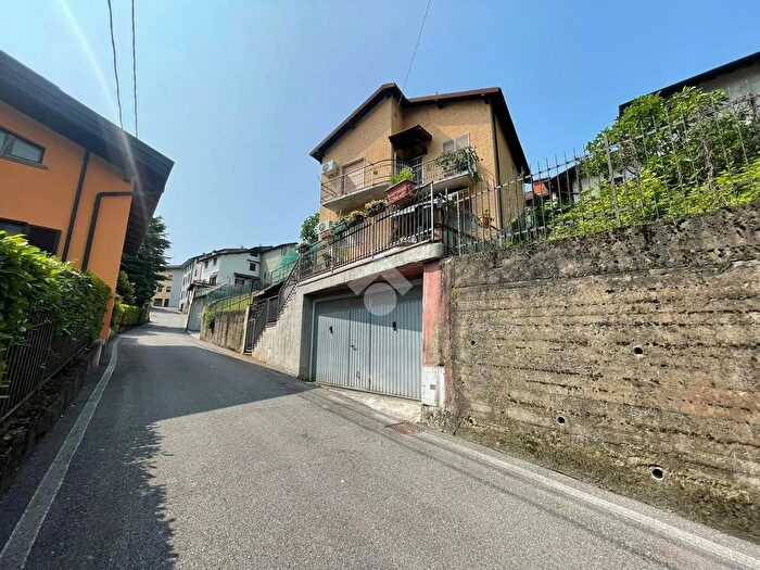 Casa trilocale in vendita in Via Borlezza, Pianico