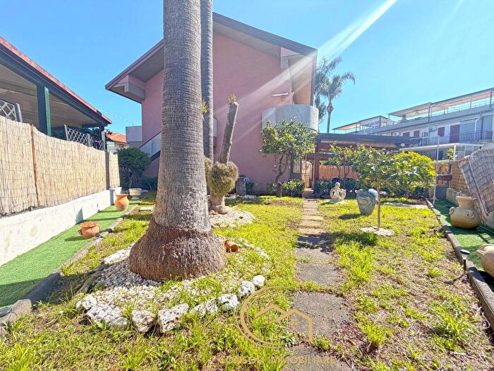 Appartamento trilocale in affitto in Via Carrata, Mascali