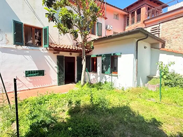 Casa con 11 locali in vendita in Ponte Buggianese