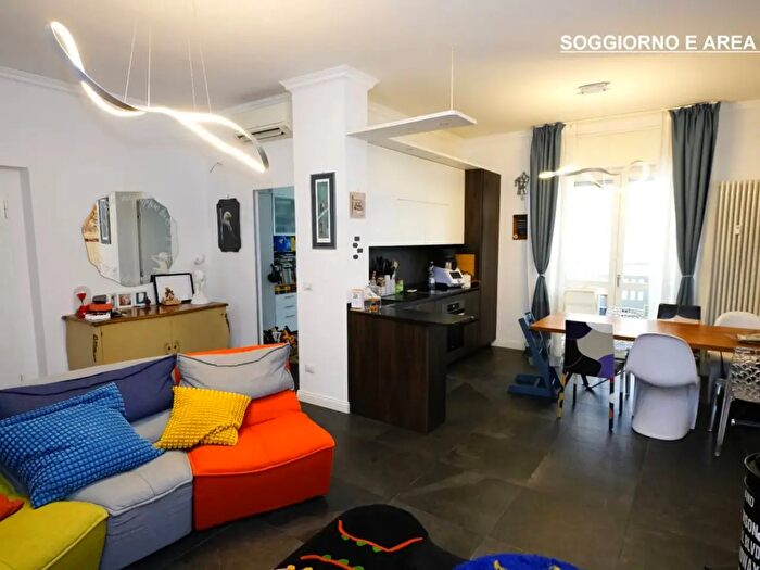 Appartamento trilocale in vendita in Via Buriasco, Torino
