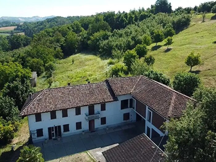 Casa con 12 locali in vendita in Isola D'Asti