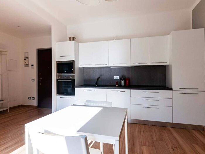 Appartamento trilocale in affitto in Via delle Genziane, Primaticcio, Milano
