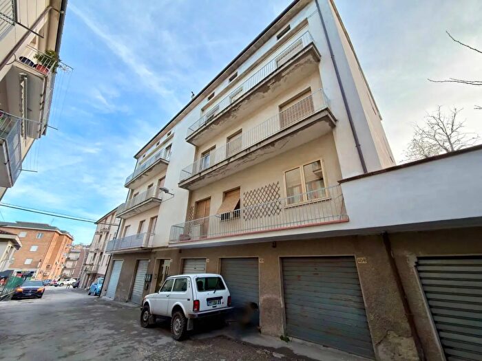 Appartamento con 8 locali in vendita in Viale IV Novembre, Fabriano