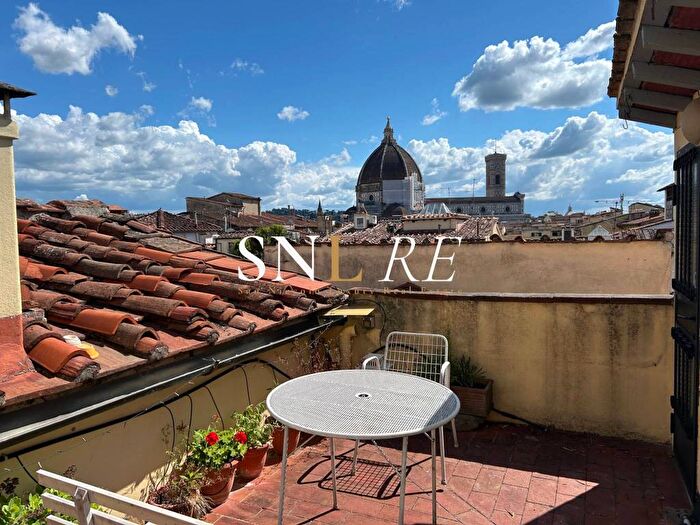 Appartamento con 6 locali in affitto in Via Camillo Benso di Cavour, San Marco SS Annunziata, Firenze