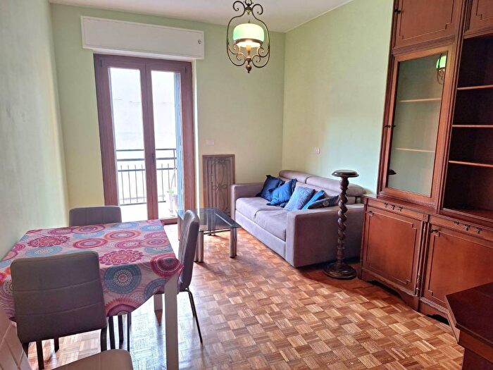 Appartamento trilocale in affitto in Via Mincio, Corvetto, Milano