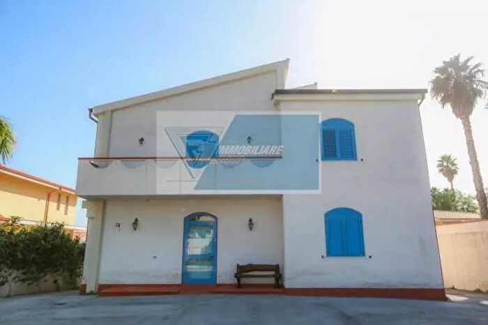 Casa con 9 locali in vendita in Melilli