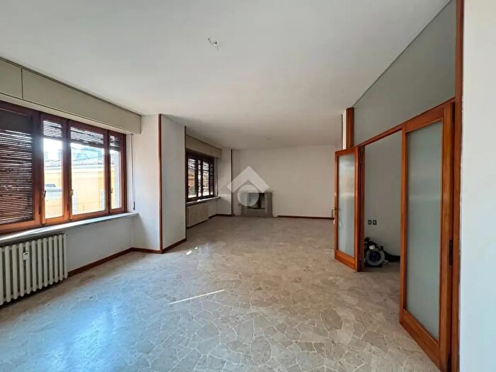 Appartamento con 5 locali in vendita in Via Verjus, Oleggio