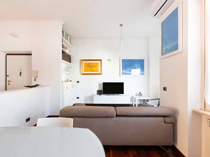 Appartamento trilocale in affitto in Via Fabrizio Luscino, Appio Claudio Statuario, Roma