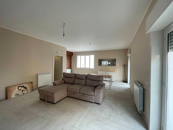 Appartamento con 5 locali in affitto in Via Francesco Petrarca, Paternò