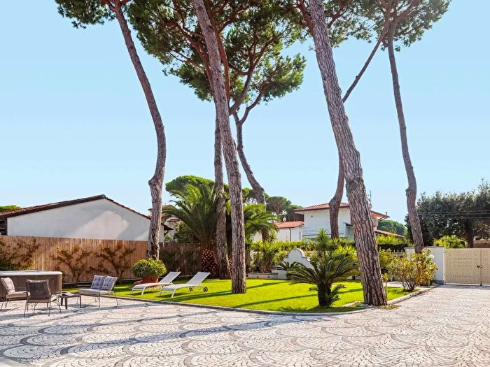 Casa con 15 locali in affitto in Via aCanova, Forte Dei Marmi
