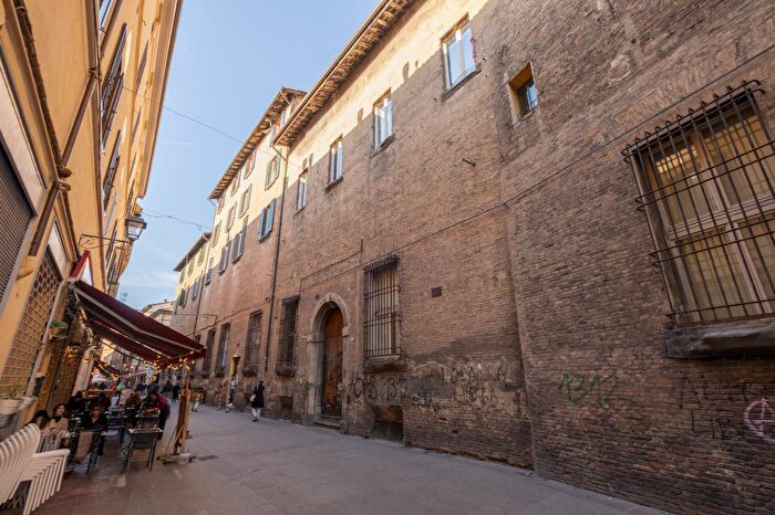 Appartamento con 5 locali in vendita in Via delle Moline, Bologna