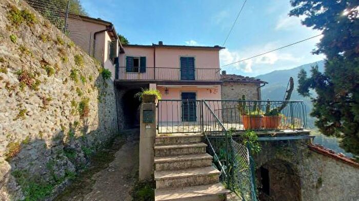 Casa con 6 locali in vendita in Bagni Di Lucca