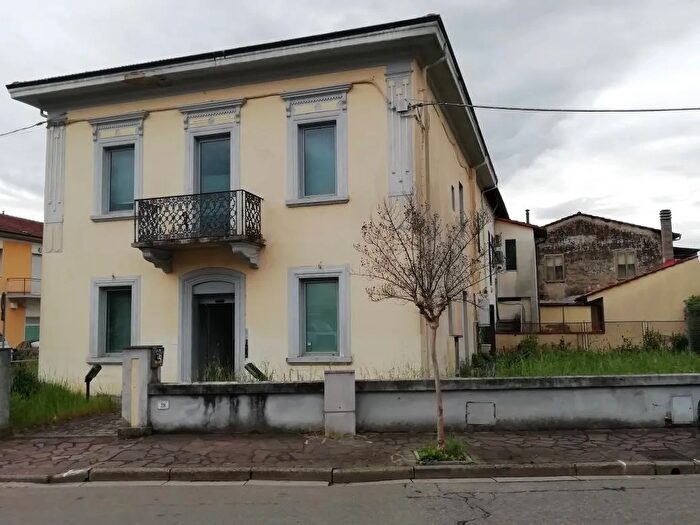 Casa con 8 locali in vendita in Castelfranco Di Sotto