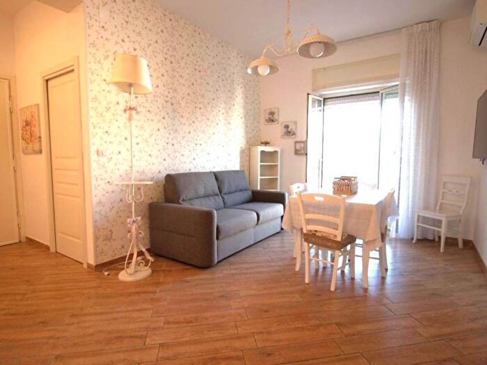 Appartamento quadrilocale in affitto in Via Maddalena Postica, Tribunali, Napoli