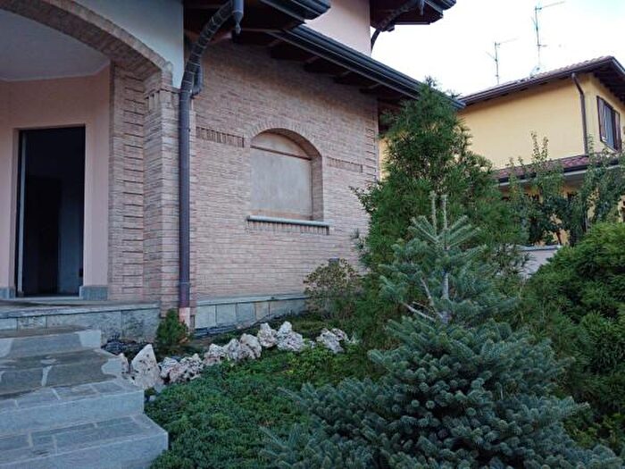 Casa con 6 locali in vendita in Via Pasubio, Dairago