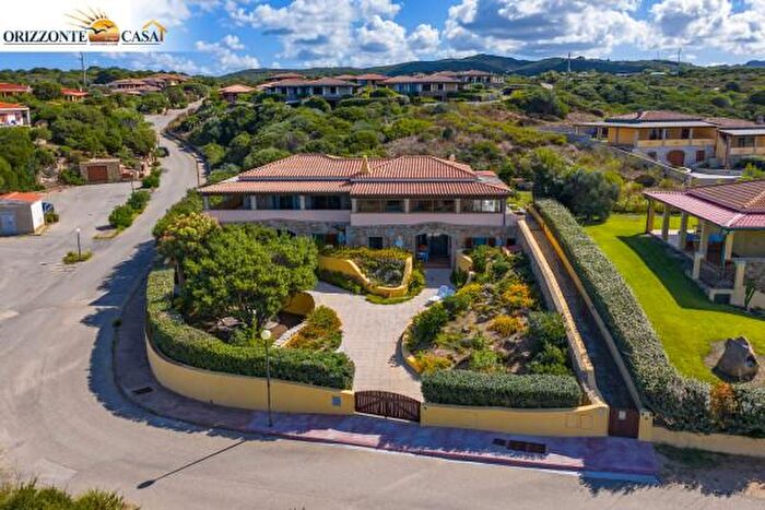 Casa con 6 locali in vendita in Strada Lu Poltiddolu, Santa Teresa Gallura