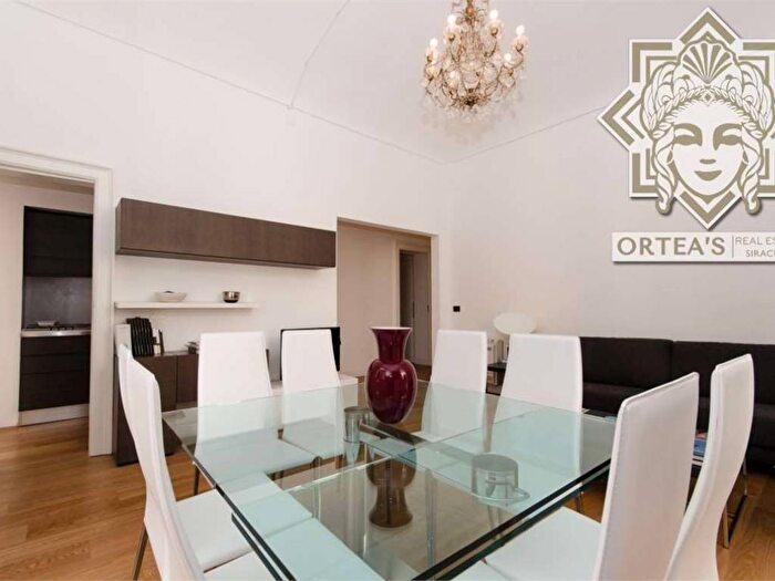 Appartamento trilocale in affitto in Via Roma, Ortigia, Siracusa