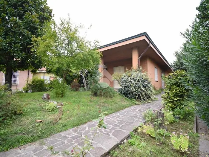 Casa quadrilocale in vendita in Via Redipuglia, Centro, Brugherio