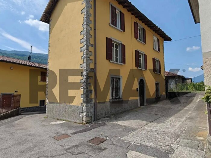 Casa con 6 locali in vendita in Via Partigiani, Capizzone