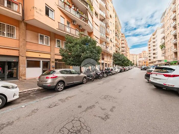 Appartamento bilocale in vendita in Via Migiurtinia, Roma