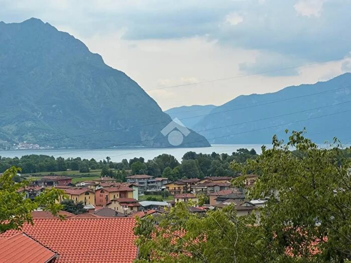 Appartamento trilocale in vendita in Via Vittoria, Costa Volpino